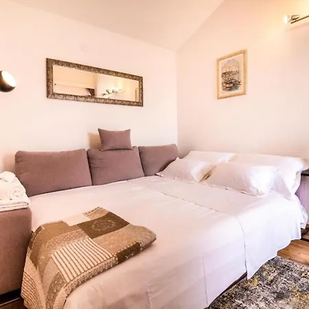 Branka - 50 M From Beach Apartment Podstrana