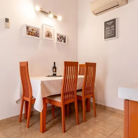 Branka - 50 M From Beach Apartment Podstrana